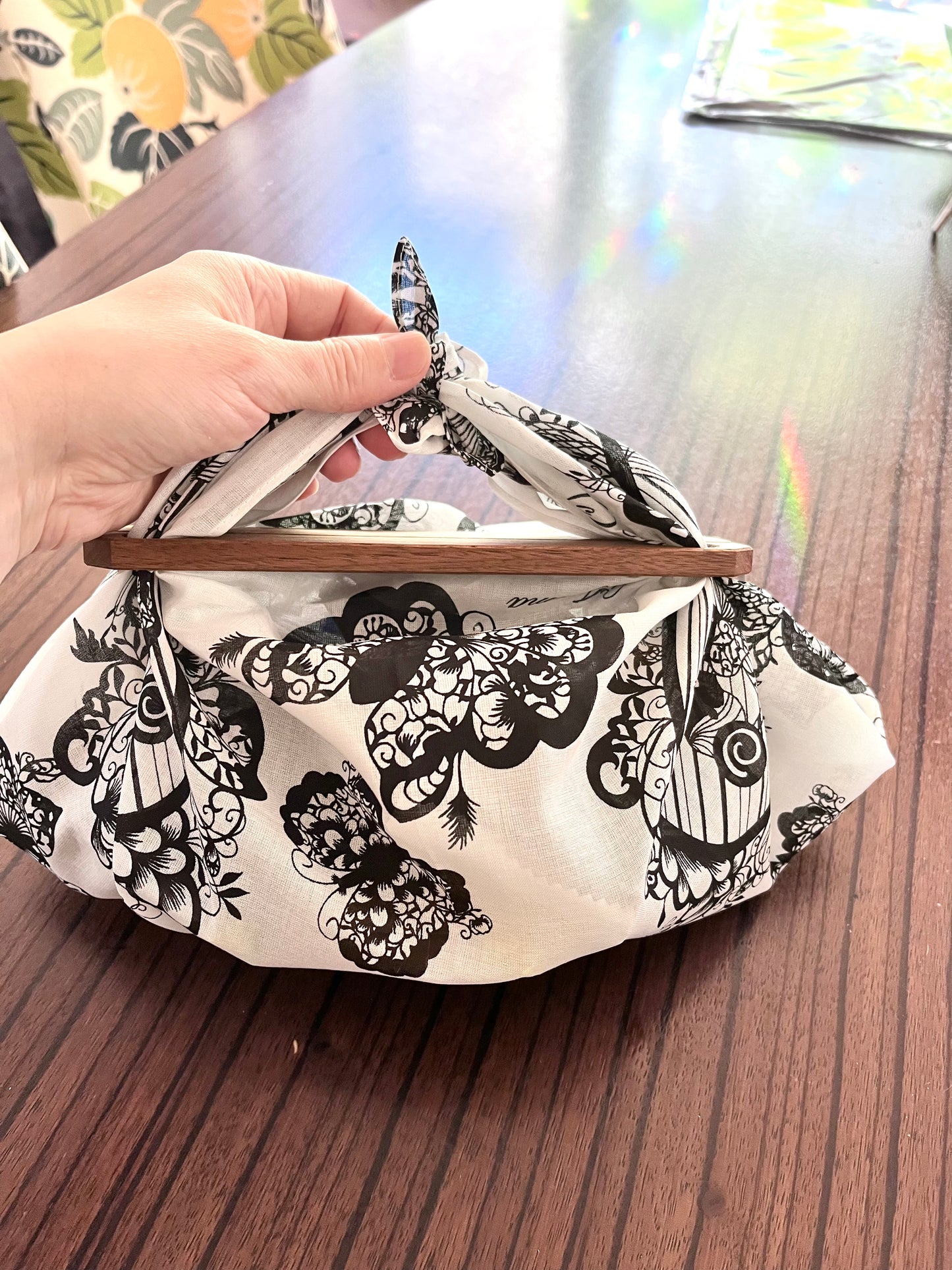 This handkerchief can also be made into a small bag like this.